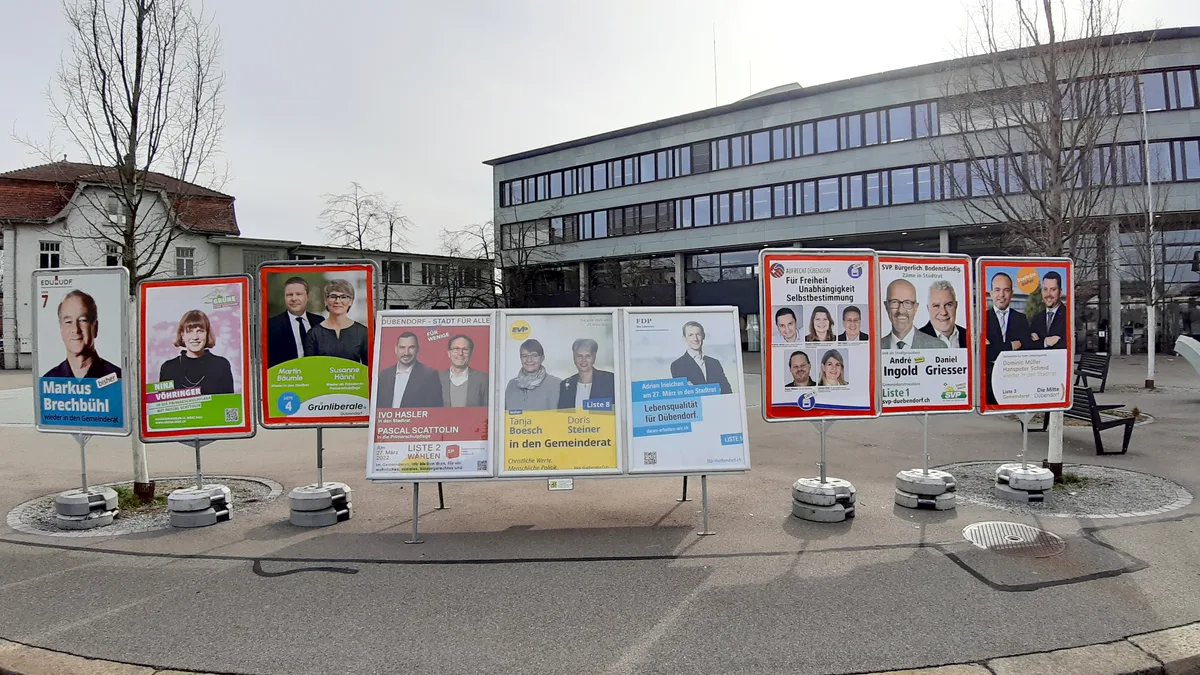 Wahlplakate in Dübendorf Symbolfotos Wahlen 2022
